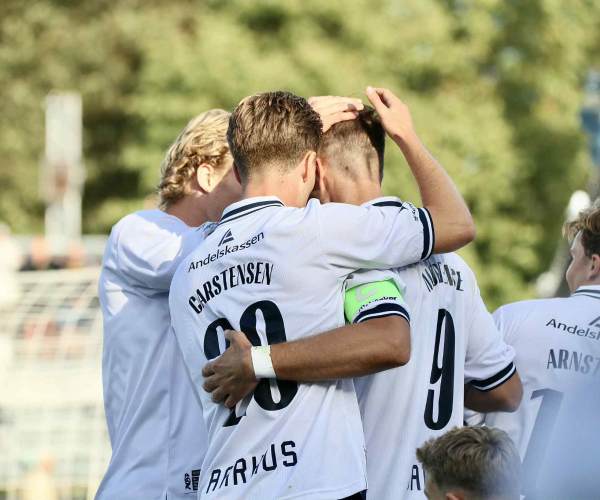 Holdet jubler efter Mortensen-scoring mod Vejle Boldklub.