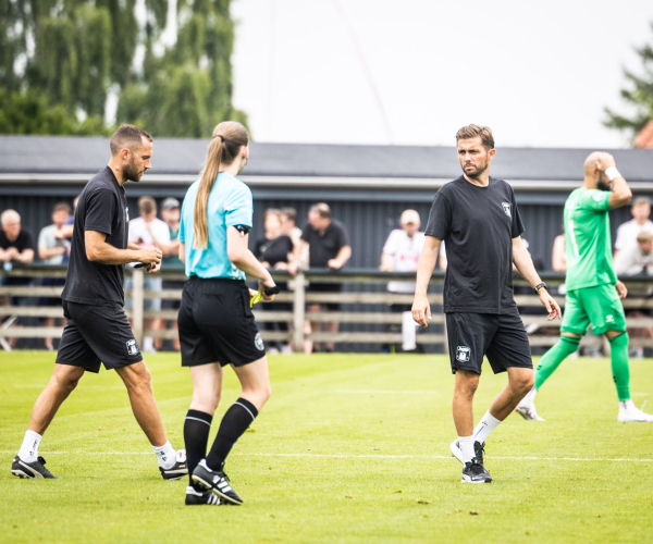 Jakob Poulsen i snak med linjedommer.