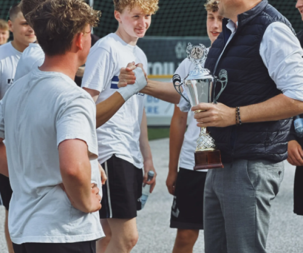 Jacob Nielsen med fans til OMBOLD.