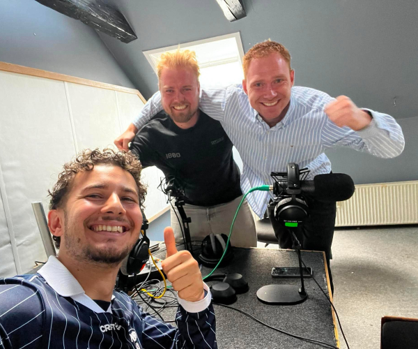 Yosef Storgaard, Marcus Refsgaard og Frey Bech Mikkelsen i podcaststudiet.