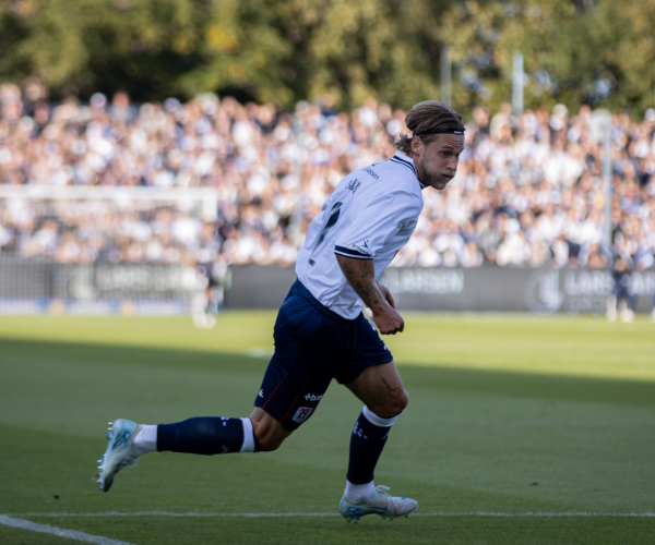 Felix Beijmo jagter bolden på Ceres Park Vejlby i legendetrøjen 2025.