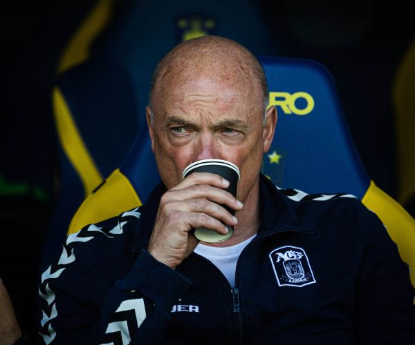 Uwe Rösler drikker af en kop på Brøndby Stadion.