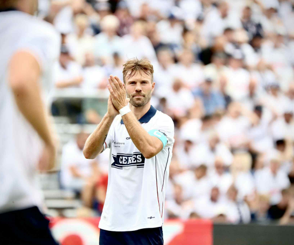 Patrick Mortensen klapper til fansene.