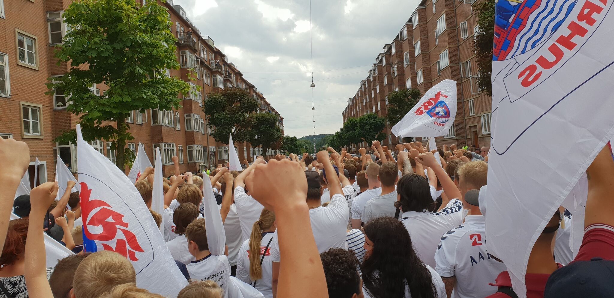 AGF-fans går syngende ned af Stadion Allé til Aarhus Walk (Foto: KSDH.dk)