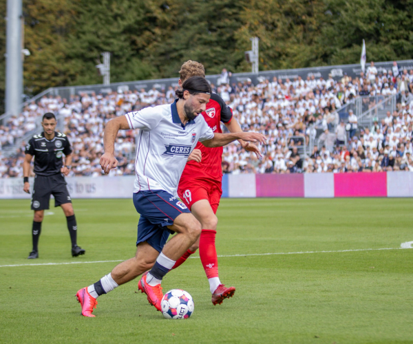 Kevin Yakob dribler med bolden mod Vejle Boldklub i Vejlby.