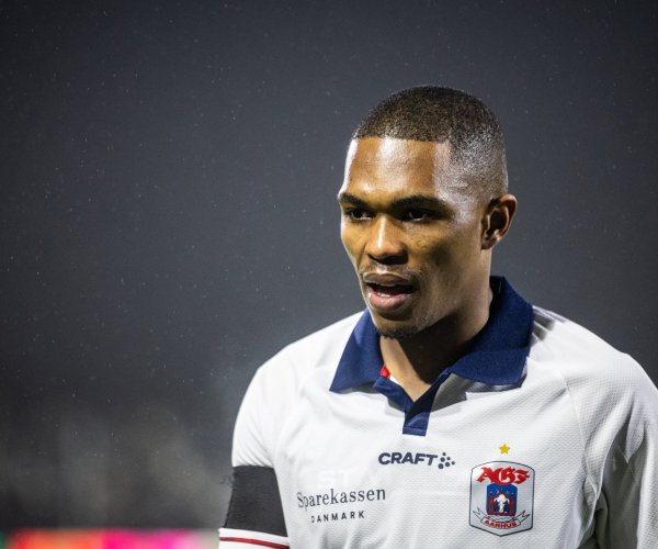 Gift Links spiller aftenkamp.