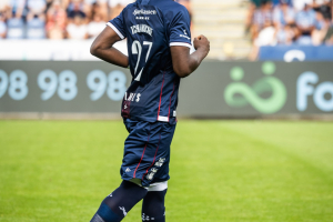 Stefen Tchamche løber på banen i Sønderjyske.