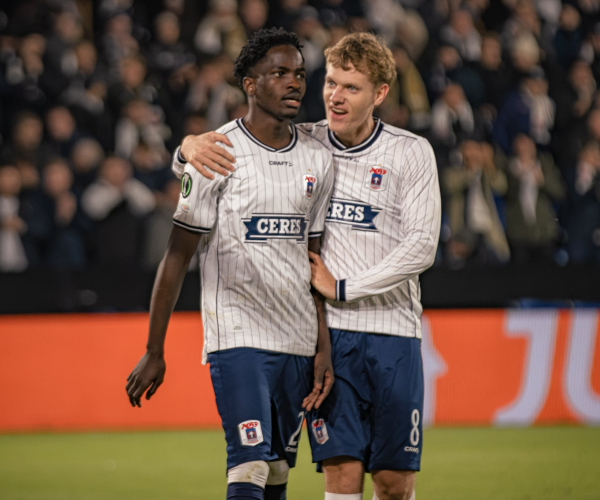 James Bogere og Sebastian Jørgensen fejrer et mål.