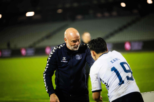 Uwe Rösler instruerer Eric Kahl.