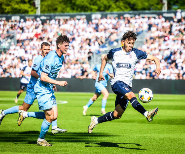 Mikael Anderson med bolden mod Randers FC.