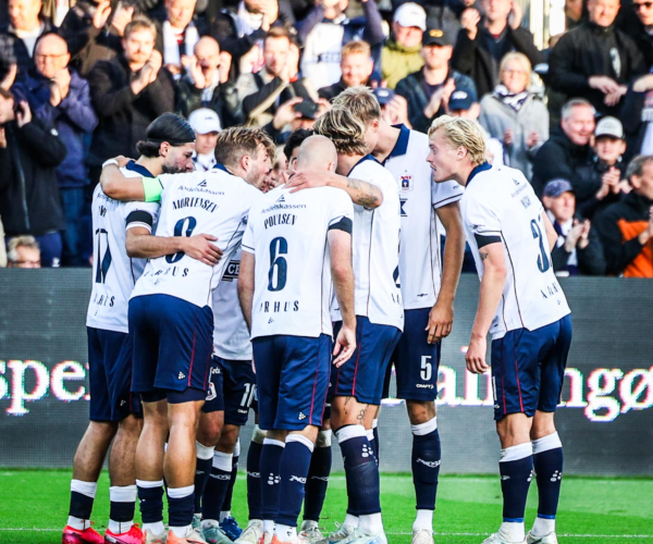 AGF-holdet samlet i cirkel.