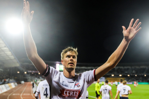 Frederik Tingager med strakte arme mod AGF's fans på Ceres Park.