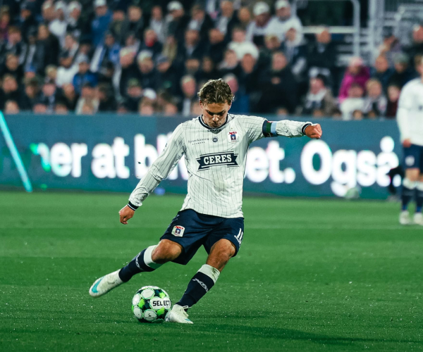 Kristian Arnstad sparker frispark mod Sønderjyske.