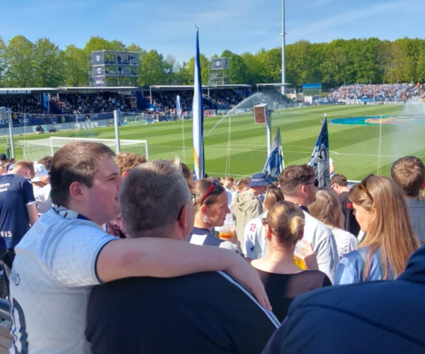 AGF-fans hygger på stemningsafsnittet.