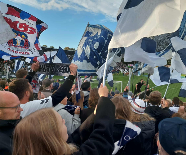 AGF-fans på stemningsafsnittet på Ceres Park Vejlby med flag og halstørklæder.