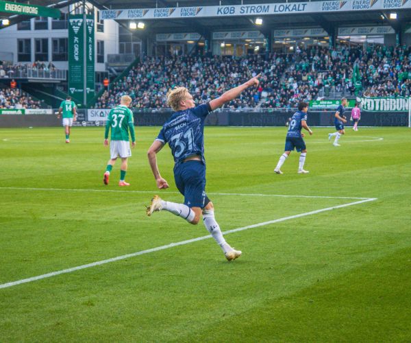 Tobias Bech jubler efter scoring på Viborg Stadion.