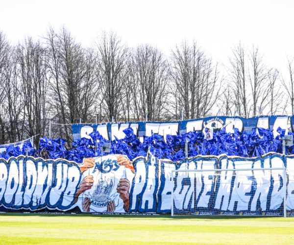 Samlet for Aarhus med tifo på Ceres Park Vejlby.