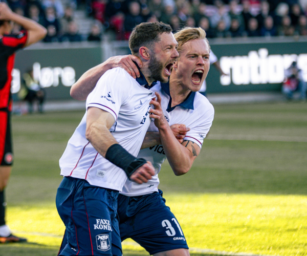Tobias Bech og Henrik Dalsgaard fejrer mål på MCH Arena.