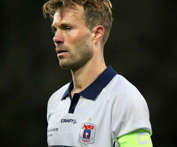 Patrick Mortensen med anførerbind på armen.