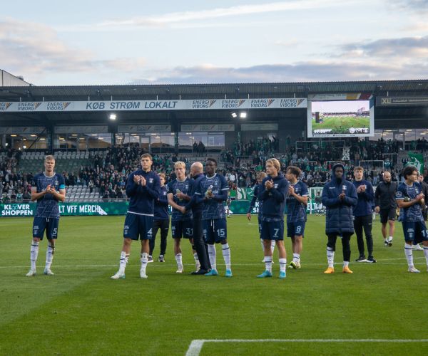 AGF-holdet klapper til fansene efter kamp i Viborg.