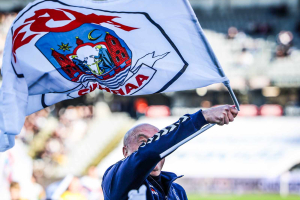 Uwe Rösler flager med AGF-flag.