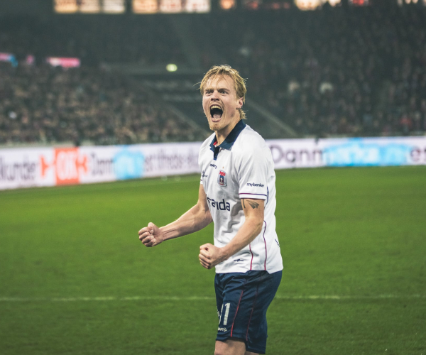 Tobias Bech jubler efter mål på MCH Arena.