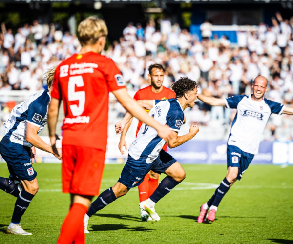 Mikael Anderson løber jublende afsted efter en scoring mod FC Nordsjælland med bl.a. Nicolai Poulsen i baggrunden.