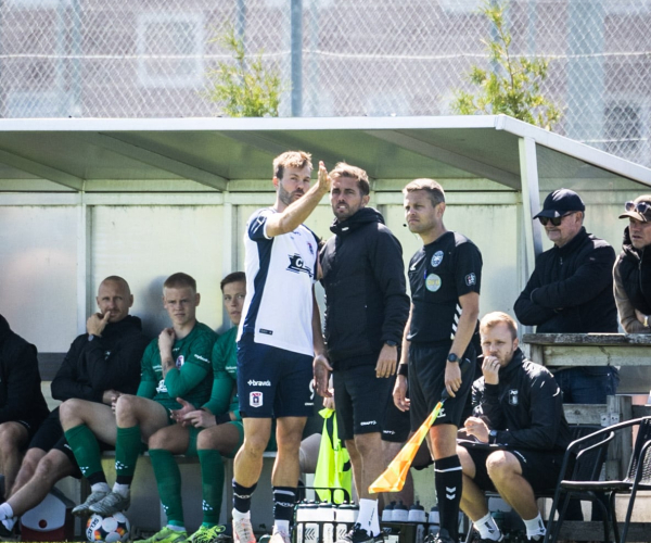 Jakob Poulsen og Patrick Mortensen på sidelinjen.