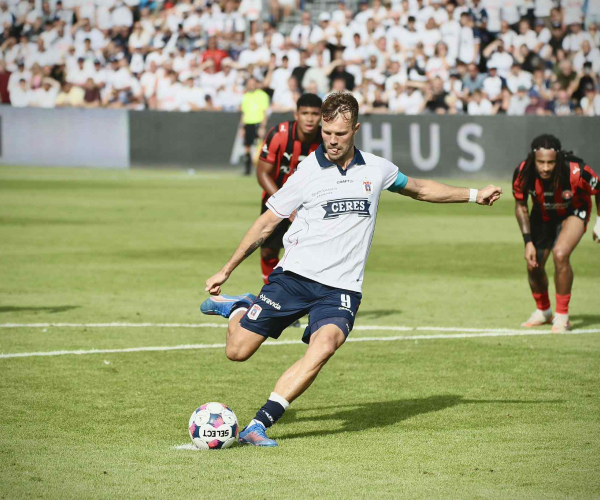 Patrick Mortensen sparker straffespark mod FCM.