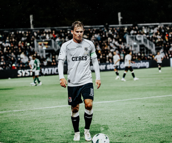 Kristian Arnstad med bolden mod Viborg FF i oktober 2026.