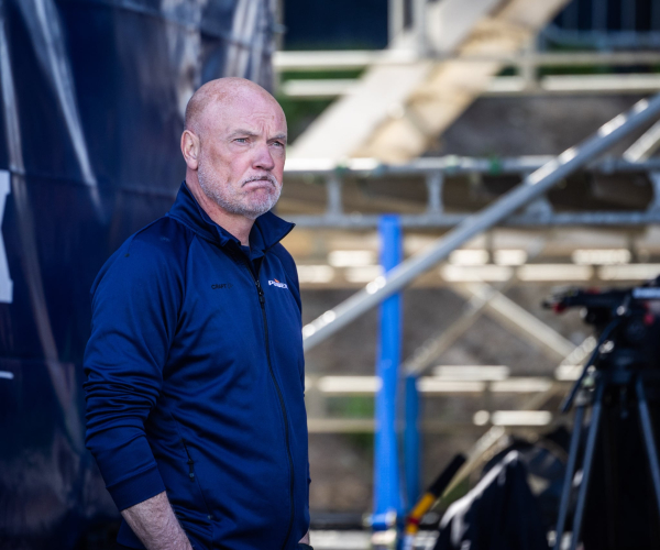 Uwe Rösler stirrer skuffet ud i luften.