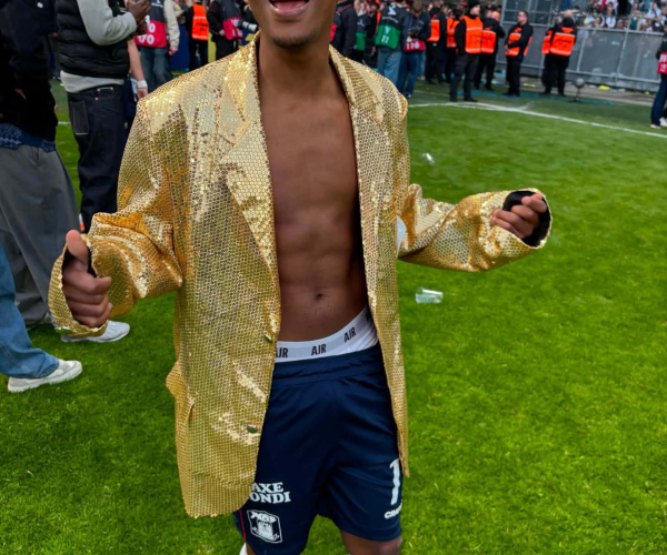 Gift Links i guldjakke efter sejr over Brøndby IF.