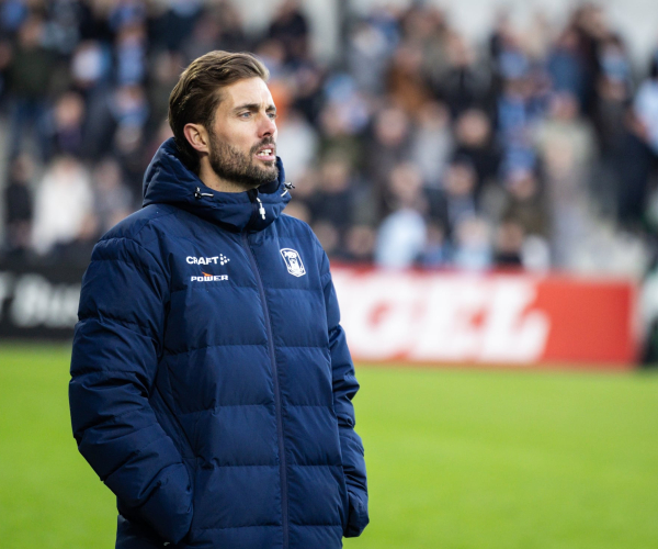 Jakob Poulsen på sidelinjen på Sydbank Park.