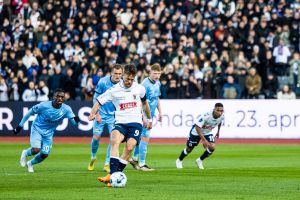 Patrick Mortensen sparker straffespark mod Randers FC.