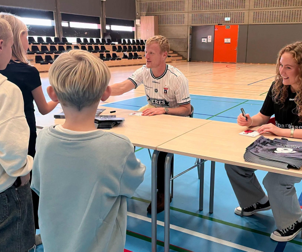 Jens Jønsson skriver autografer til skolebørn.