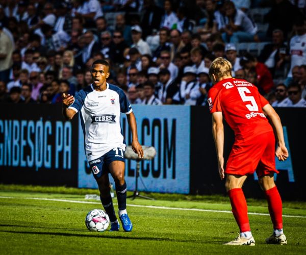 Gift Links gestikulerer med højrehånd, mens han med publikums øjne hvilende på sig udfordrer en FC Nordsjælland-spiller på Ceres Park.