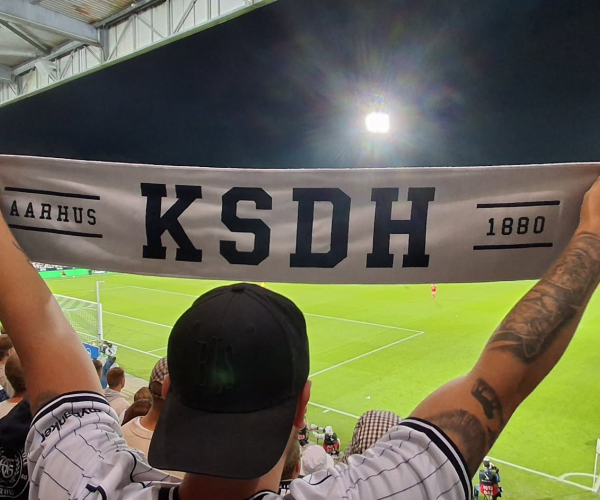 KSDH-halstørklæde med fan på stadion.