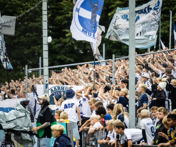 Stemningsafsnit med capo og fans.