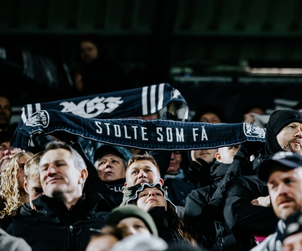 Fans på Ceres Park Vejlby med Stolte som Få-halstørklæde.