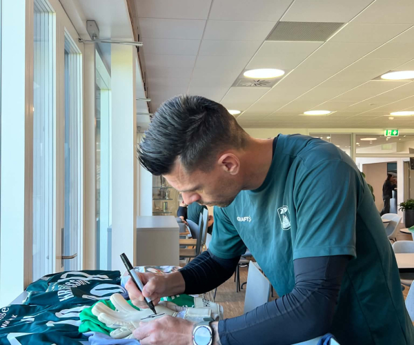 Jesper Hansen signerer trøje.