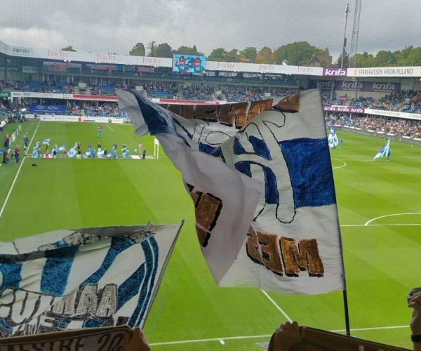 AGF-fans med flag i luften mod Randers FC.