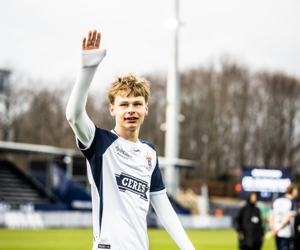 Frederik Emmery vinker på Ceres Park Vejlby.