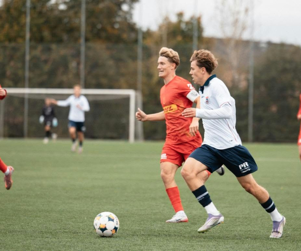 Emil Helt med bolden for fødderne.