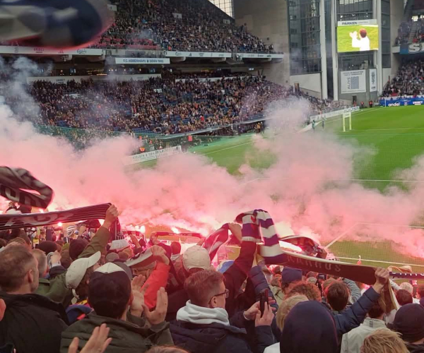 AGF-fans med pyro i Parken.