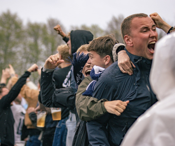 AGF-fans jubler efter scoring i Vejlby.