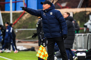 Uwe Rösler på sidelinjen i Vejlby.