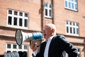 Uwe Rösler holder tale for fansene i en megafon kl. 14.00 ved afgang mod Ceres Park.