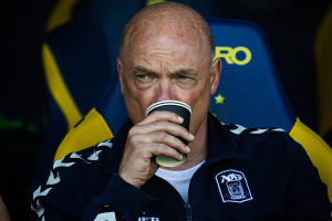 Uwe Rösler drikker af en kop på Brøndby Stadion.