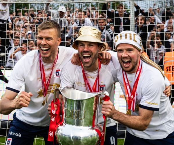 Frederik Tingager, Patrick Mortensen og Nicolai Poulsen med pokalen i 2026.