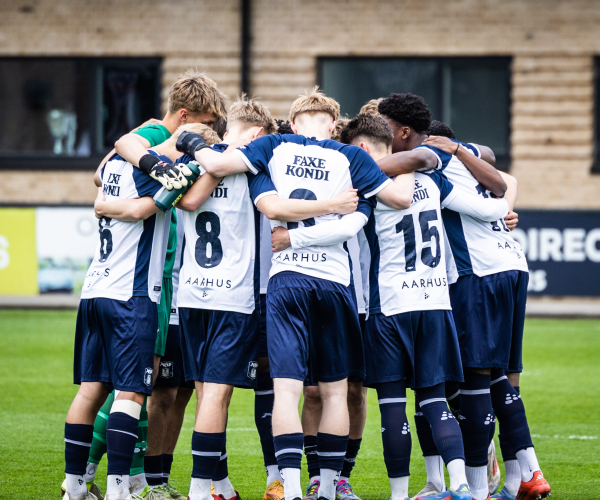 U19-holdet i klynge på Fredensvang.